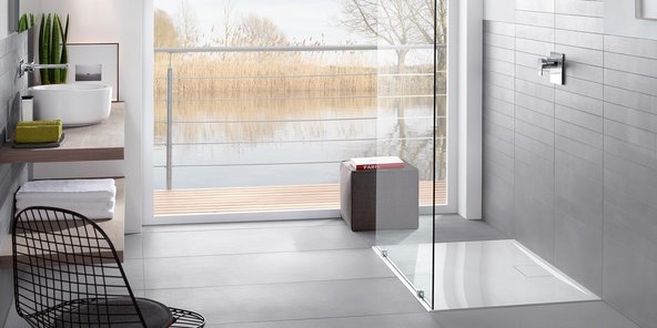 Ein Bad mit einem Blick aufs Wasser