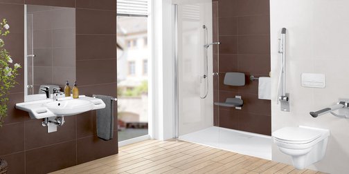 Ein barrierefreies Bad und einem eingebauten Stuhl in der Dusche