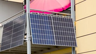 Moderne PV-Anlage als Balkonkraftwerk am Balkon eines Wohnhauses