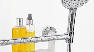 Ein Haltegriff und Duschstange in einem von Hansgrohe