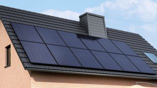 Ein Dach mit einer Photovoltaikanlage